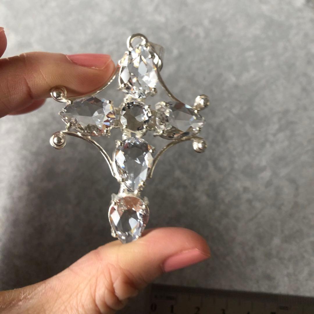 引き寄せの力が強いホワイトトパーズのペンダントトップ