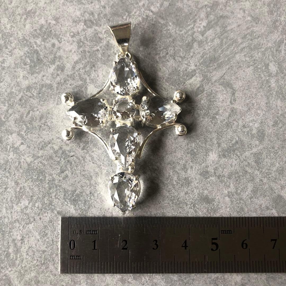 引き寄せの力が強いホワイトトパーズのペンダントトップ