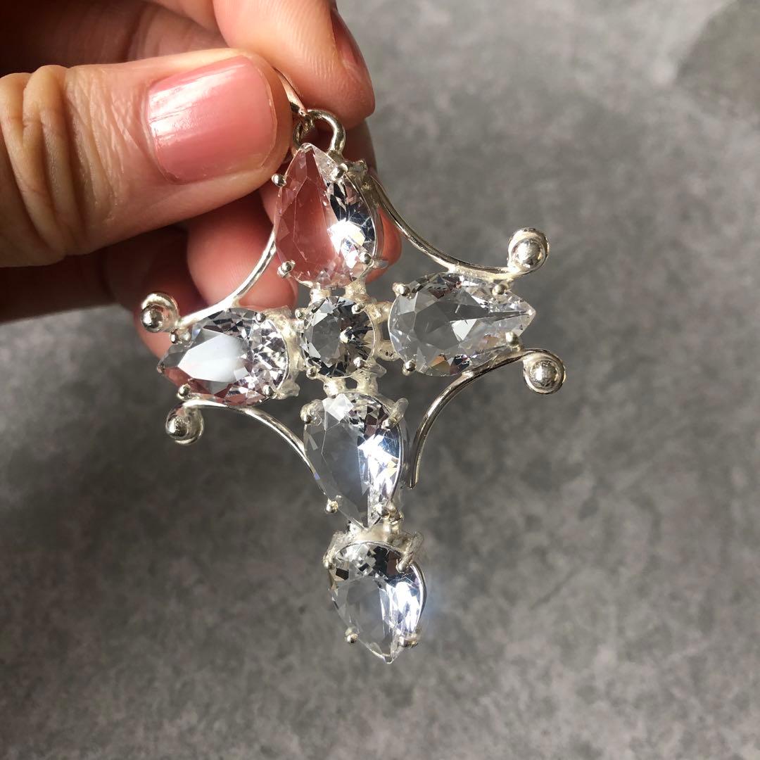 引き寄せの力が強いホワイトトパーズのペンダントトップ