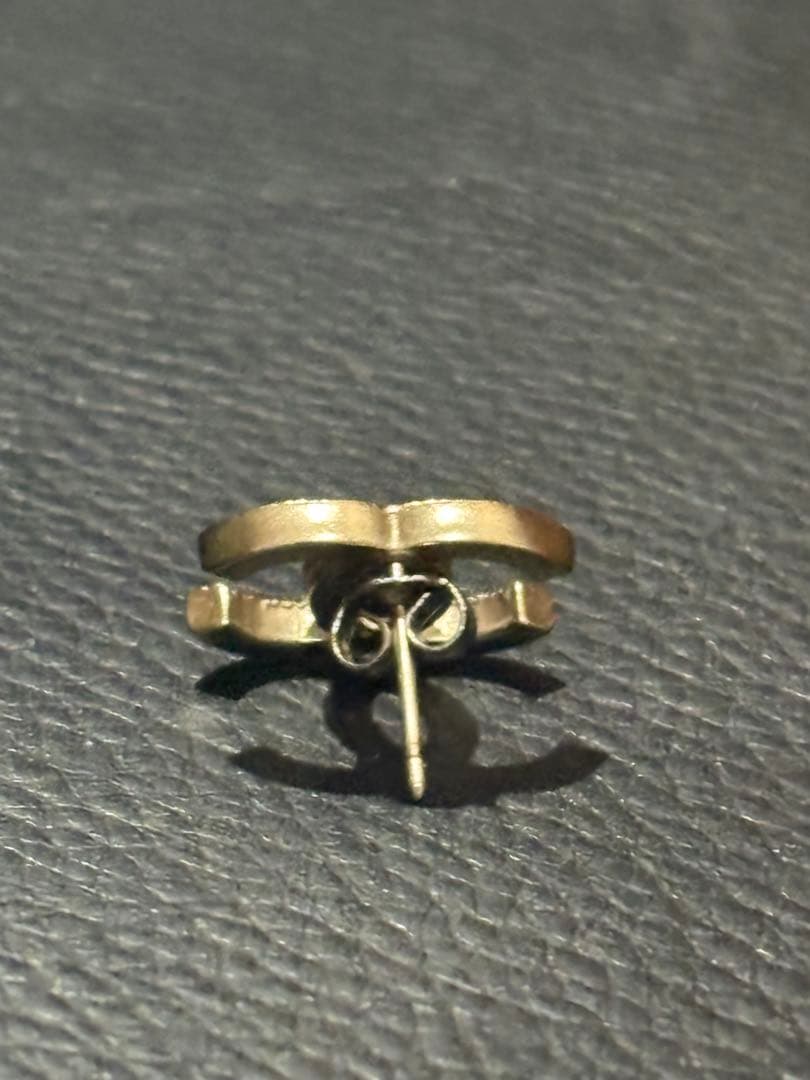 CHANELラインストーンピアス片耳