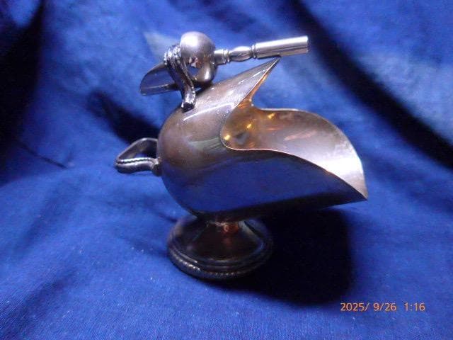 松*風様 美品　クラッシックなアンティーク　銀のシュガースカットルです