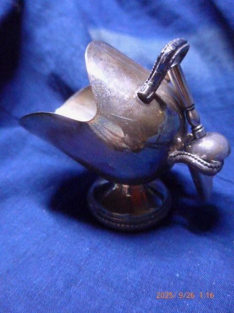 松*風様 美品　クラッシックなアンティーク　銀のシュガースカットルです