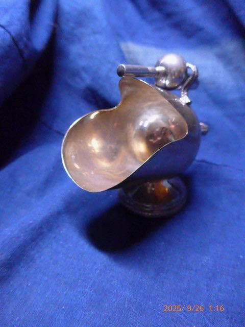 松*風様 美品　クラッシックなアンティーク　銀のシュガースカットルです