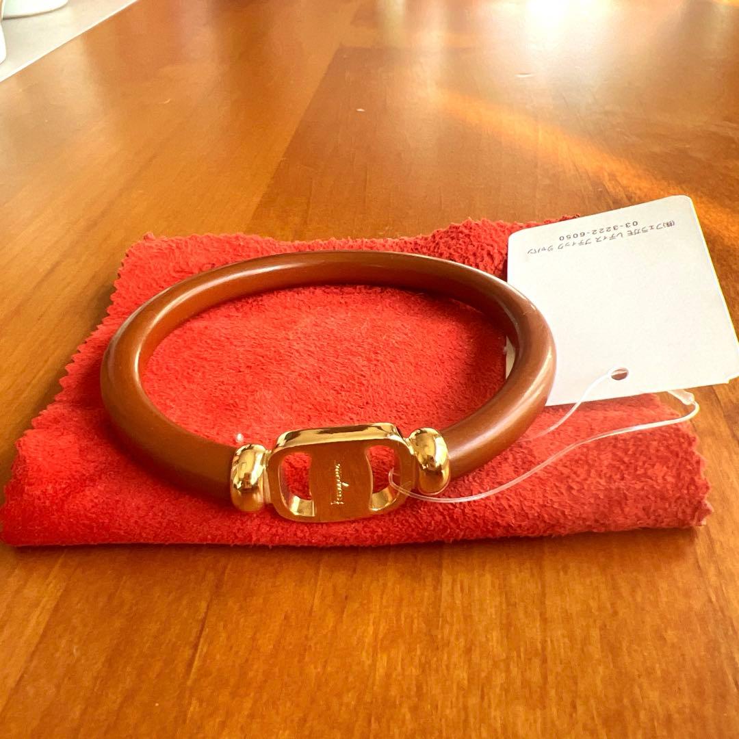 フェラガモのブラウンバングル ゴールドバックル