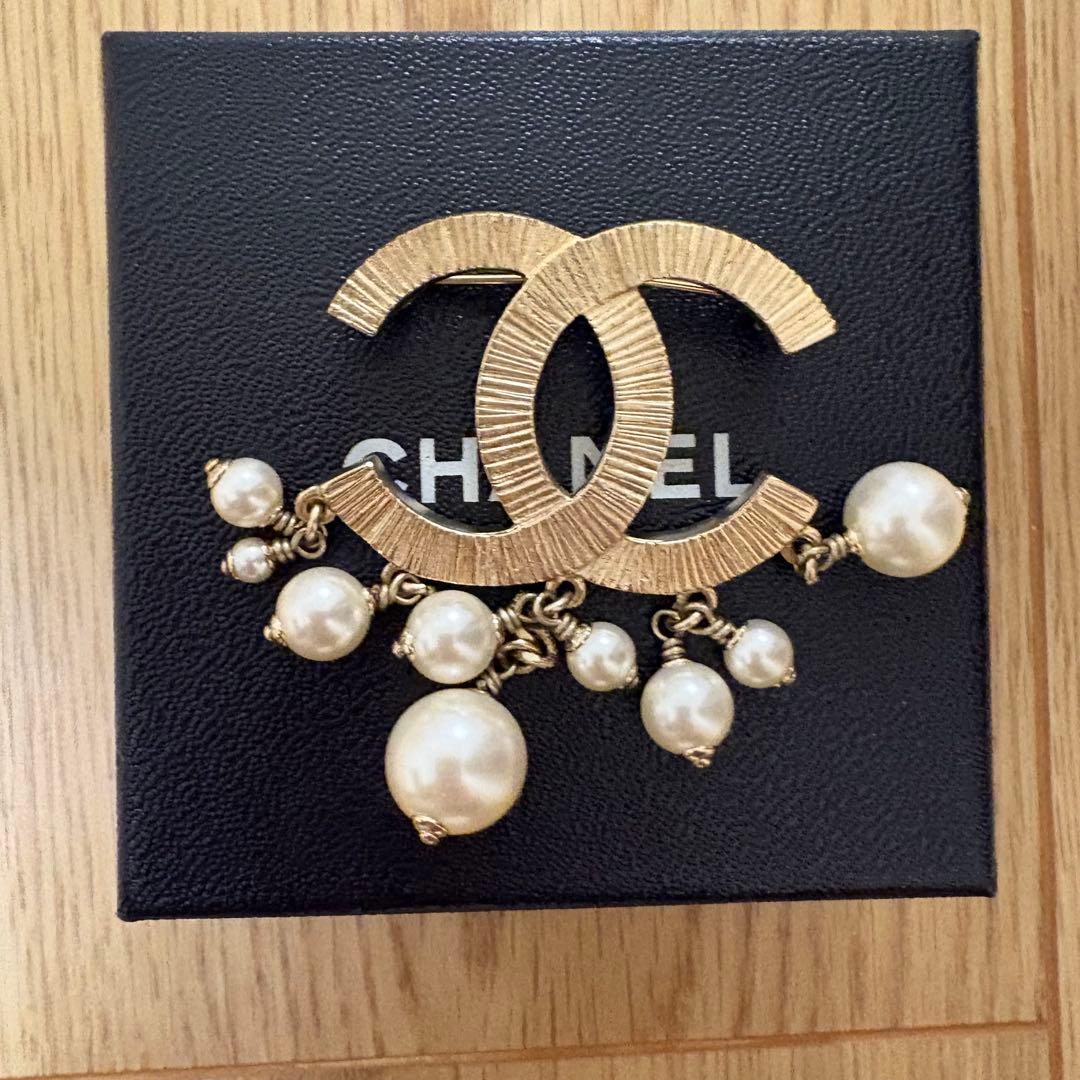 【CHANEL】ロゴブローチ