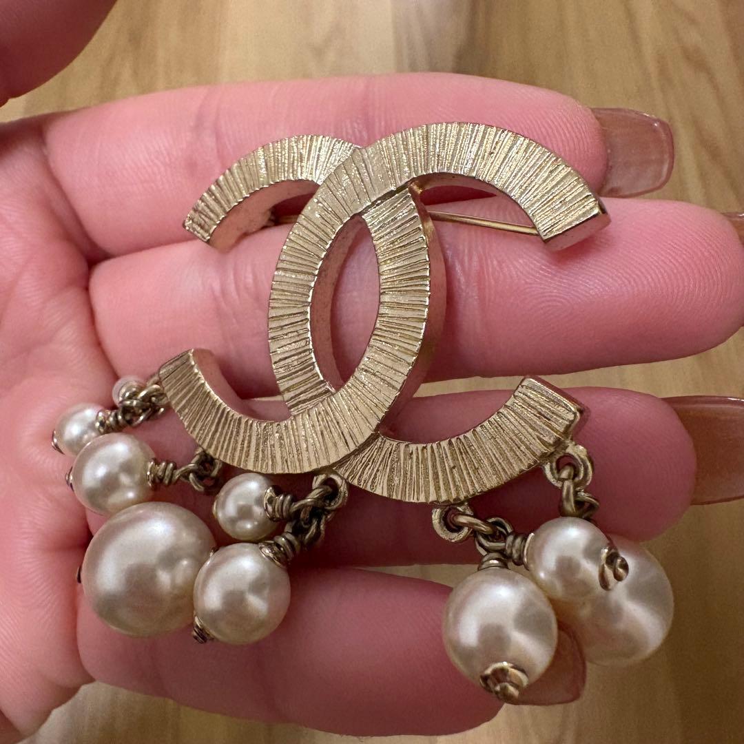 【CHANEL】ロゴブローチ