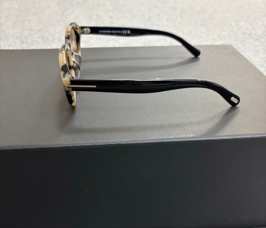 トムフォードサングラス　ベッコウ柄