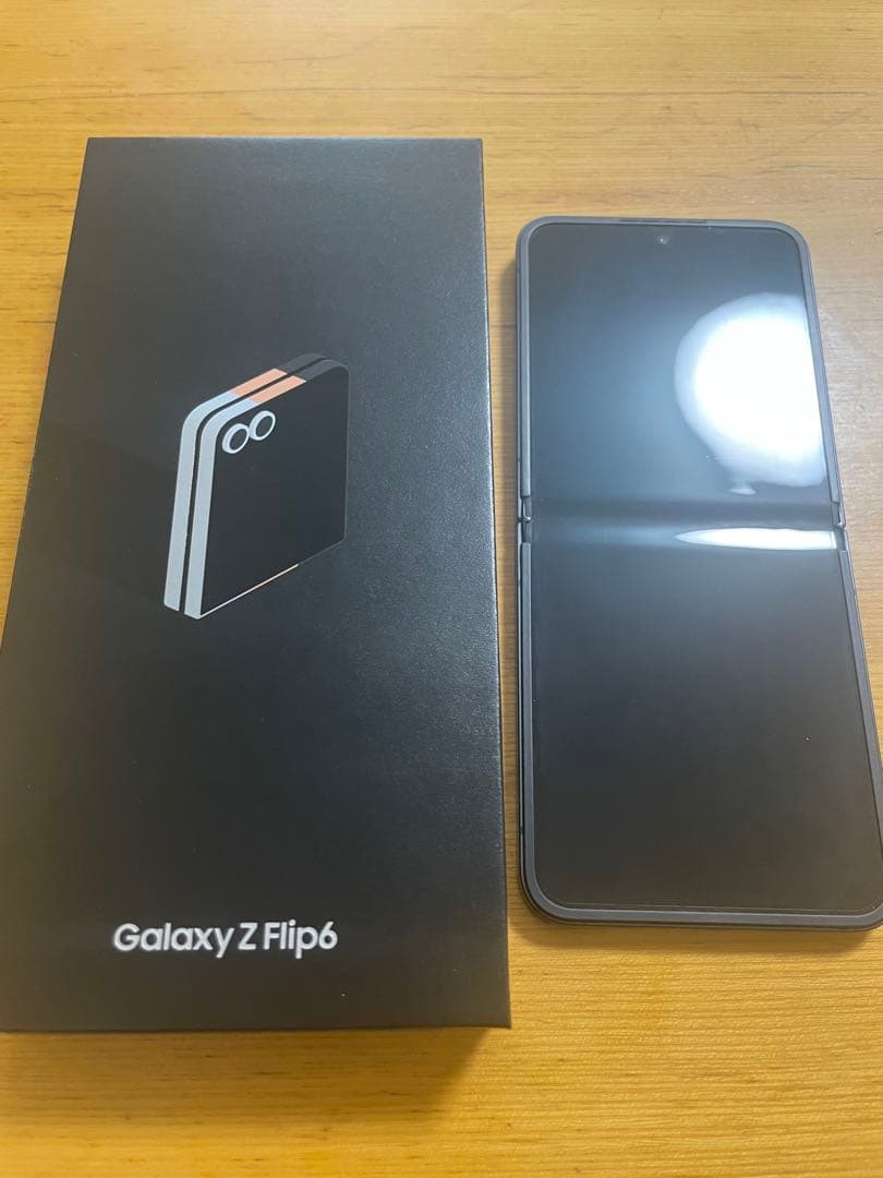 国内版GALAXY Zfilp6 折りたたみスマートフォン クラフテッドブラック