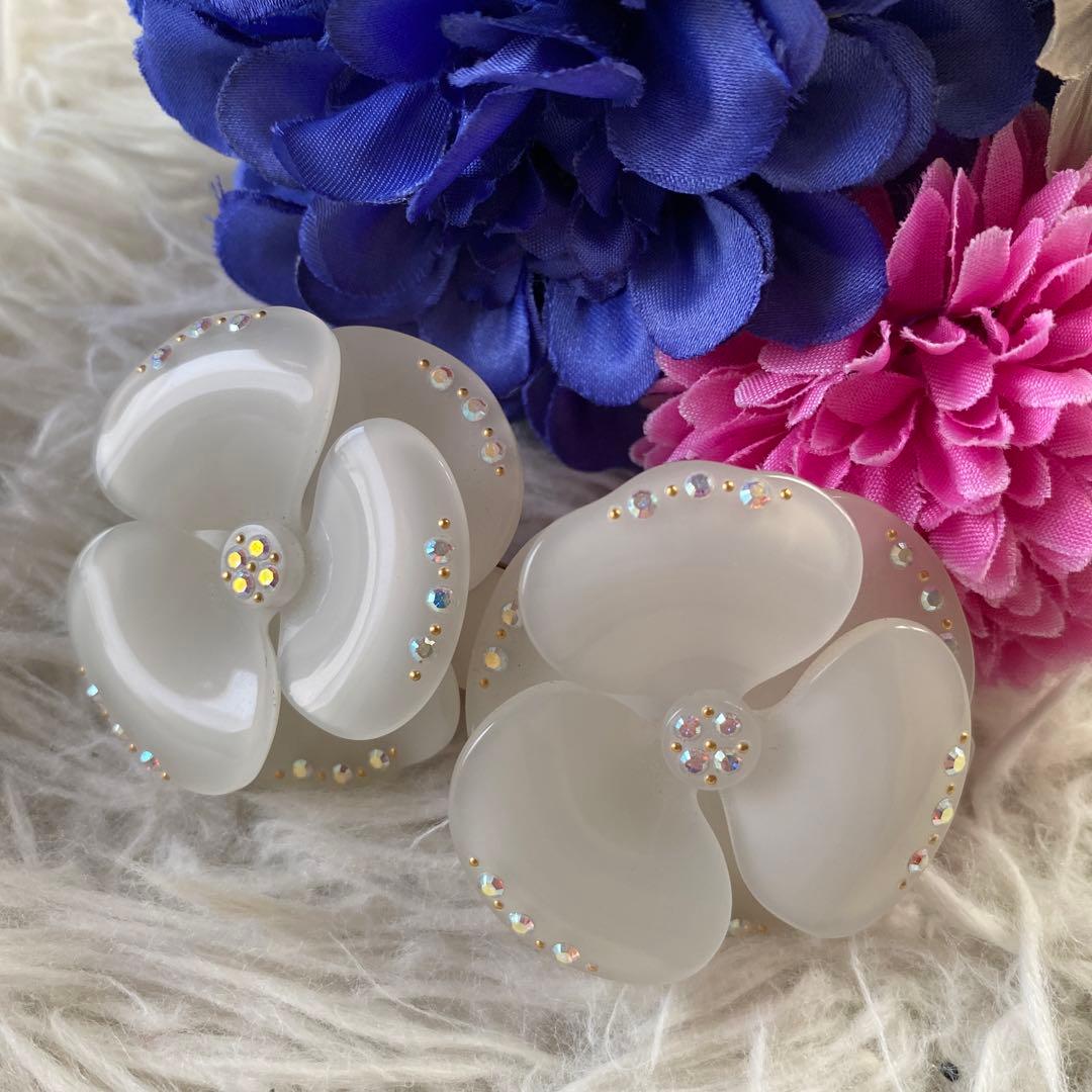 アレクサンドルドゥパリ　ホワイト　スワロフスキー　双子カメリア　バレッタ