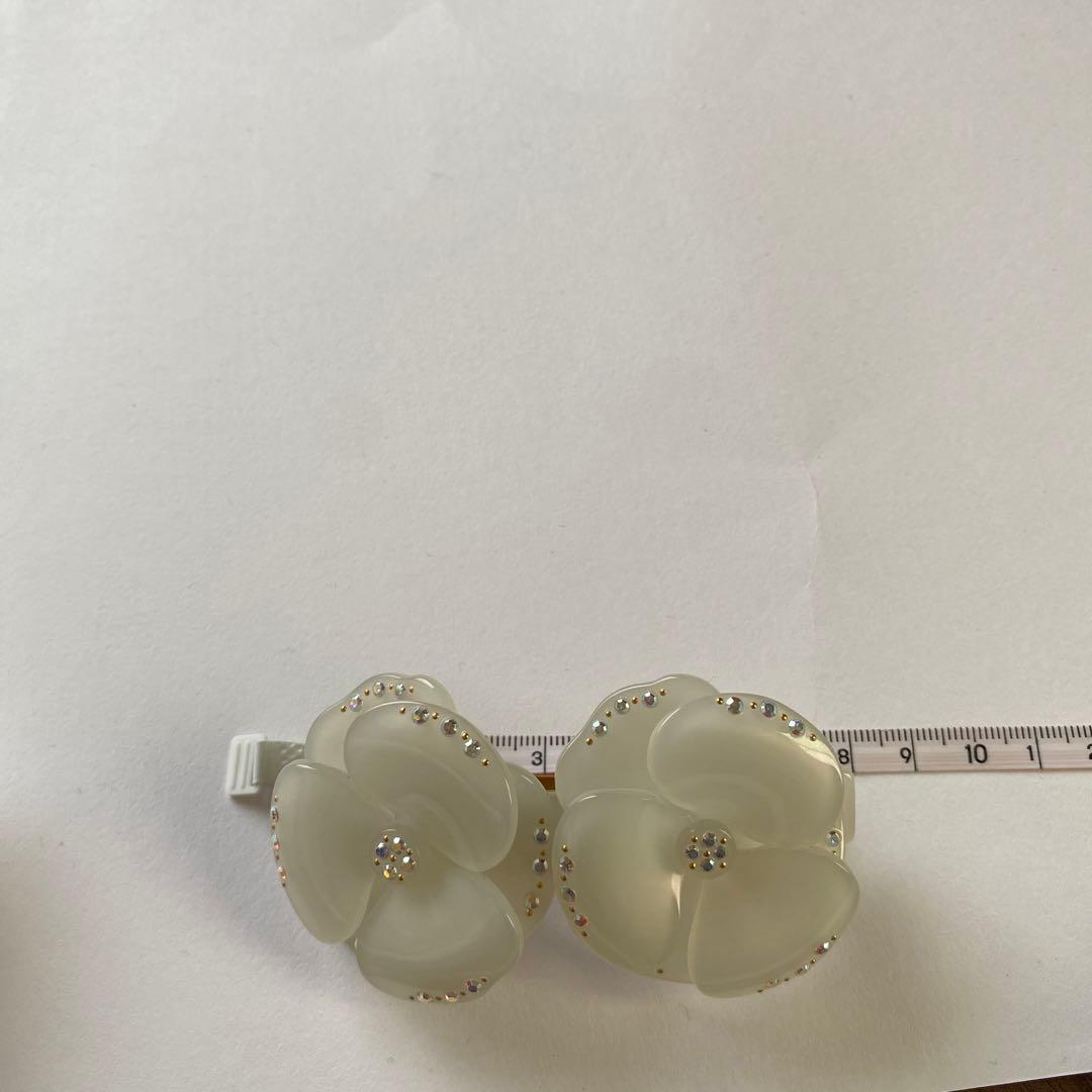 アレクサンドルドゥパリ　ホワイト　スワロフスキー　双子カメリア　バレッタ