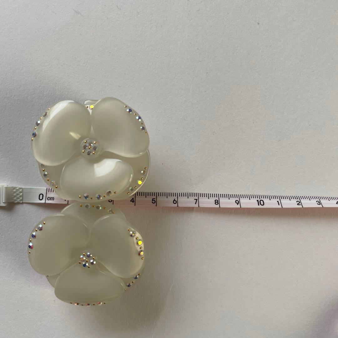 アレクサンドルドゥパリ　ホワイト　スワロフスキー　双子カメリア　バレッタ