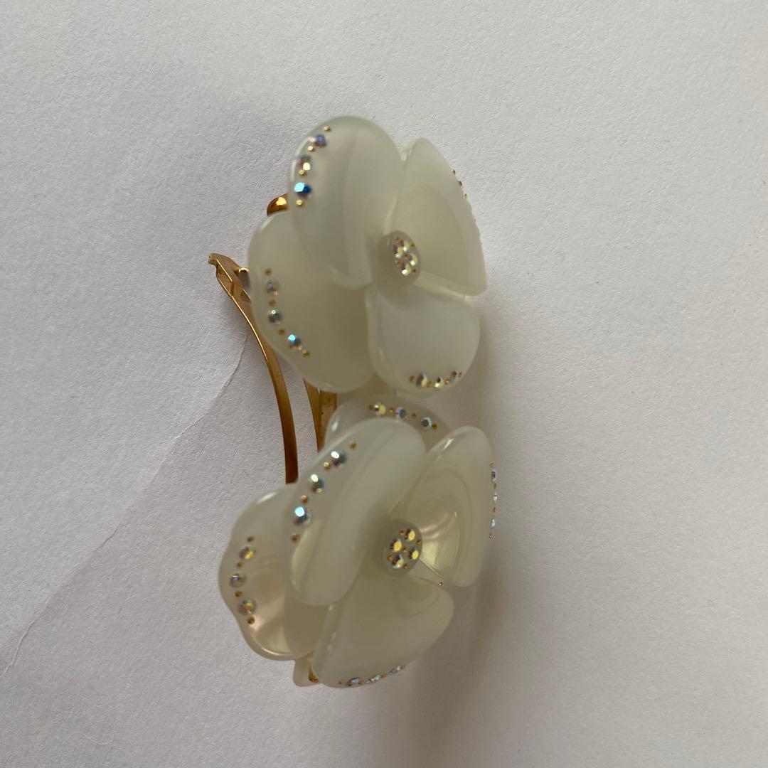 アレクサンドルドゥパリ　ホワイト　スワロフスキー　双子カメリア　バレッタ