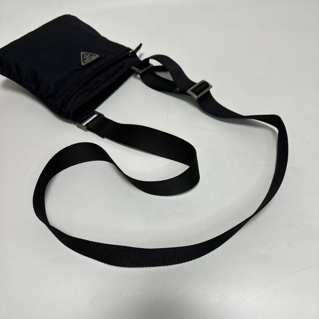 t04【極美品】プラダ　三角ロゴ　ナイロンブラック　ショルダーバッグサコッシュ.