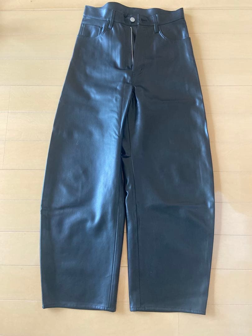 カレンソロジー:フェイクレザーパンツ