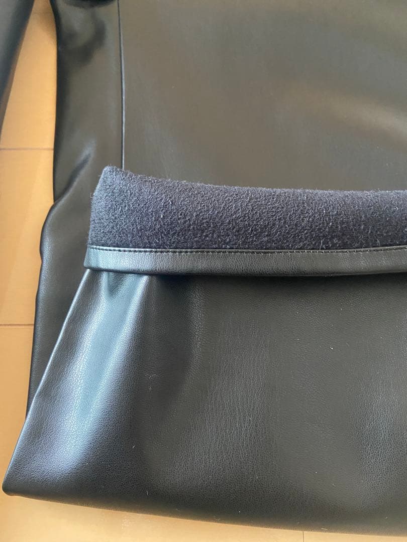 カレンソロジー:フェイクレザーパンツ