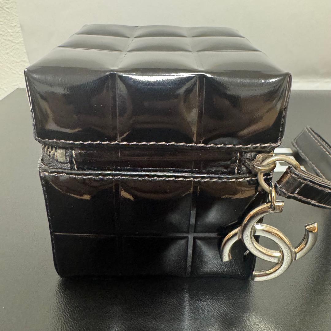 【美品】CHANEL シャネル ココマーク エナメル ポーチ キューブ 黒