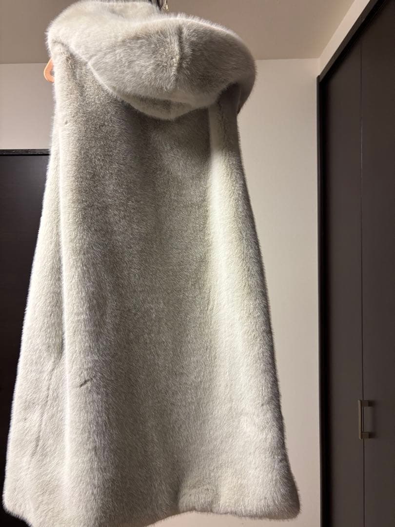 フード付きベージュファーベスト