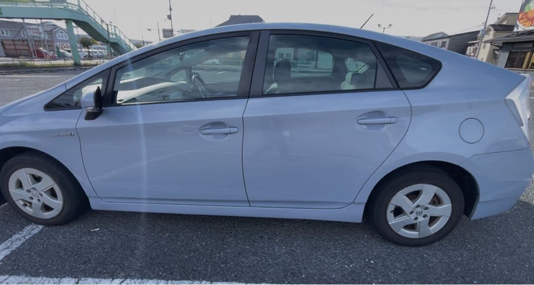 大阪より個人出品プリウス車検令和9年3月迄！ハイブリッド