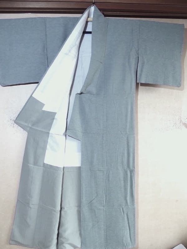 未使用　変わり織りの無地着物（くすみ灰青系）背紋無　美品