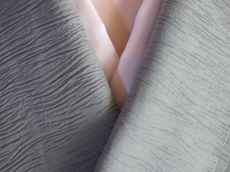 未使用　変わり織りの無地着物（くすみ灰青系）背紋無　美品