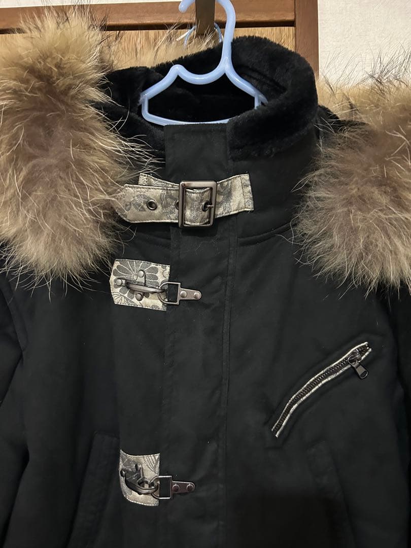 雅結 スエード調ブラックコート★和柄 特大　シルバー　フードファ付き