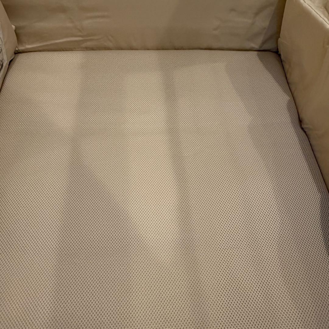 美品 アップリカ ココネルエアー ホワイトグレー ベビーベッド