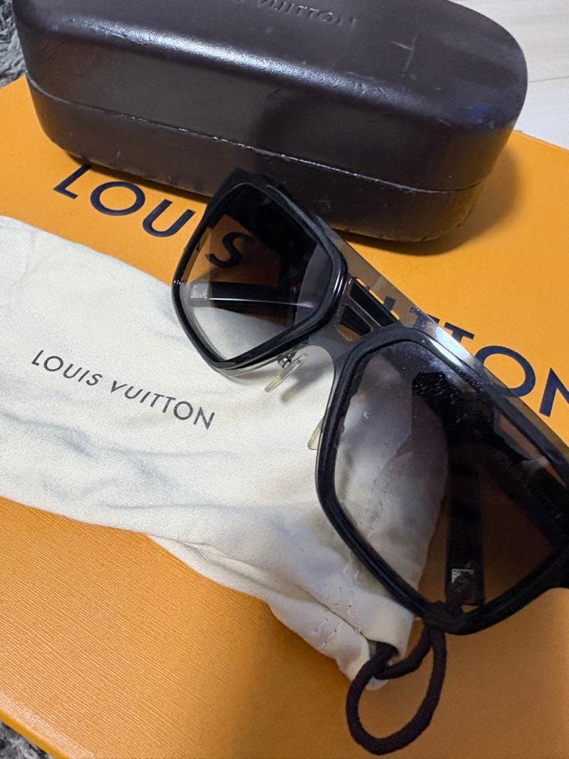 【正規品】ルイヴィトン サングラス Z031U Y2K 太フレーム スクエア