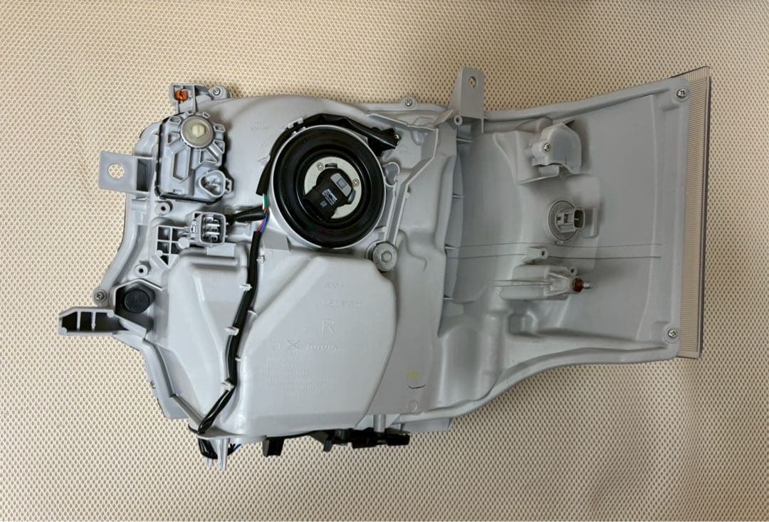 トヨタ ハイエースワゴン 8型 純正LEDヘッドライト 左右セット