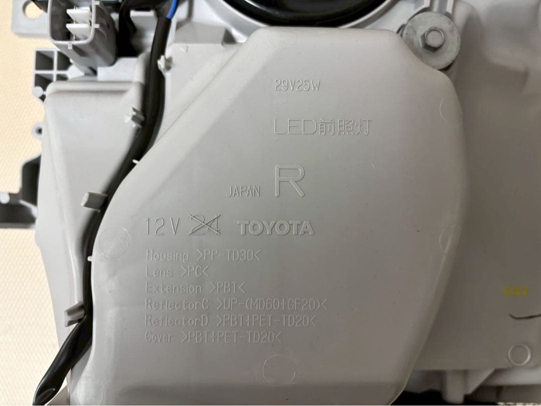 トヨタ ハイエースワゴン 8型 純正LEDヘッドライト 左右セット