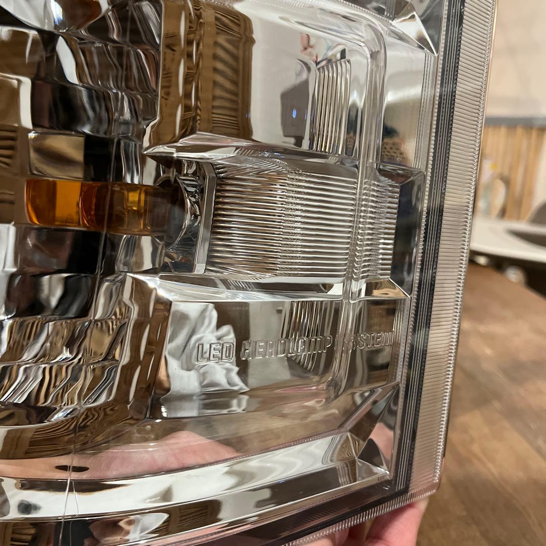 トヨタ ハイエースワゴン 8型 純正LEDヘッドライト 左右セット