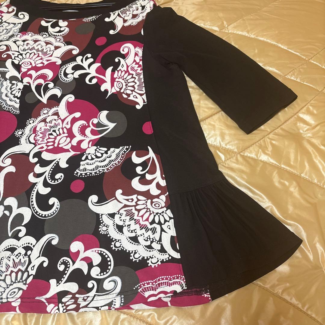 【美品】✨トクコプルミエヴォル✨黒地に抽象的な花柄の五分袖チュニック❣️