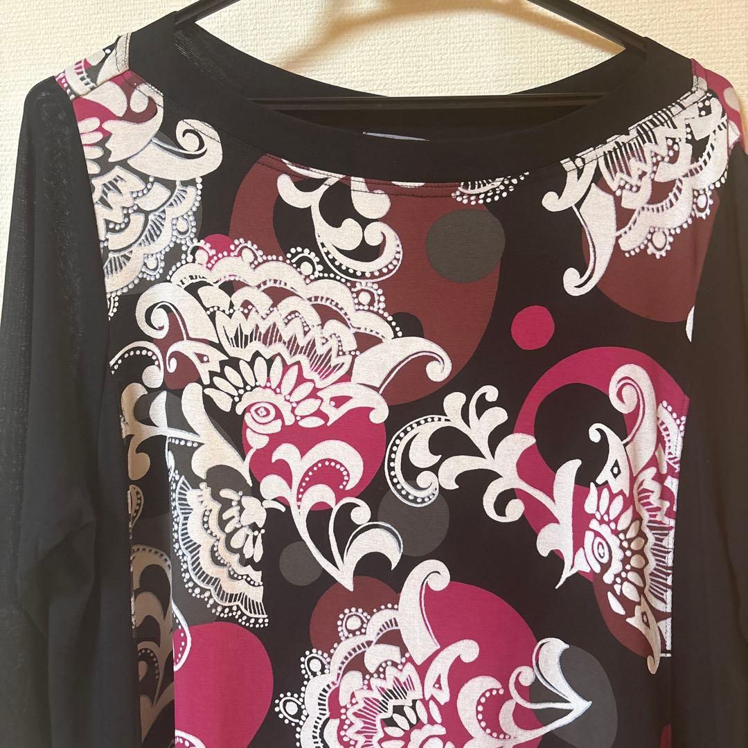 【美品】✨トクコプルミエヴォル✨黒地に抽象的な花柄の五分袖チュニック❣️