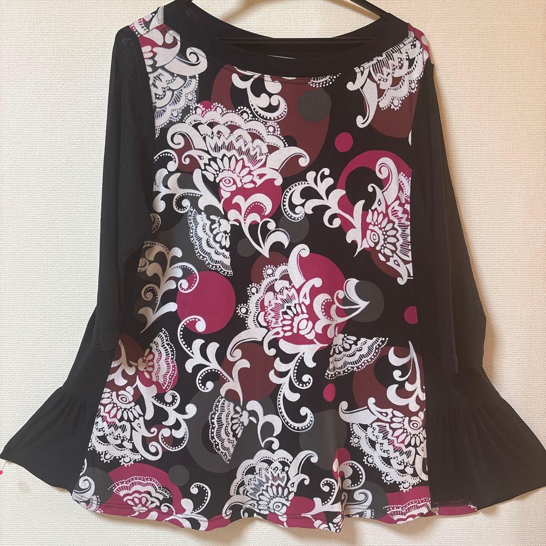 【美品】✨トクコプルミエヴォル✨黒地に抽象的な花柄の五分袖チュニック❣️