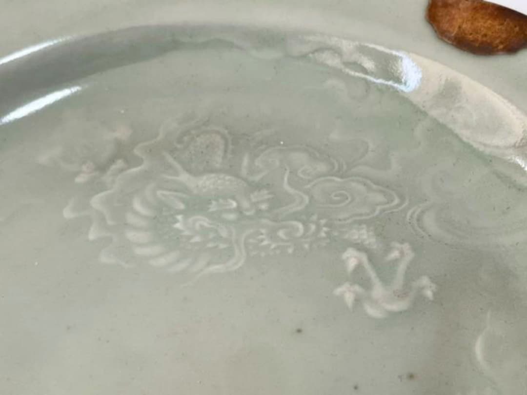 骨董　青磁　印刻雲龍文様　輪花縁　皿　鍋島青磁　古九谷青磁　柿右衛門青磁　辰年