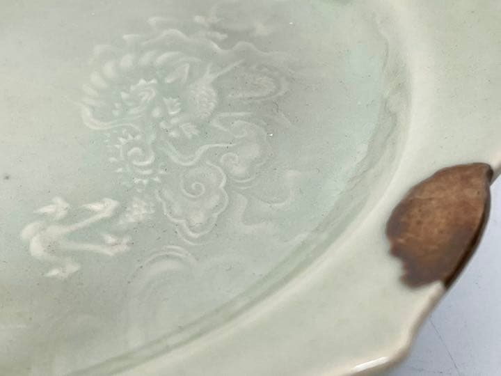 骨董　青磁　印刻雲龍文様　輪花縁　皿　鍋島青磁　古九谷青磁　柿右衛門青磁　辰年