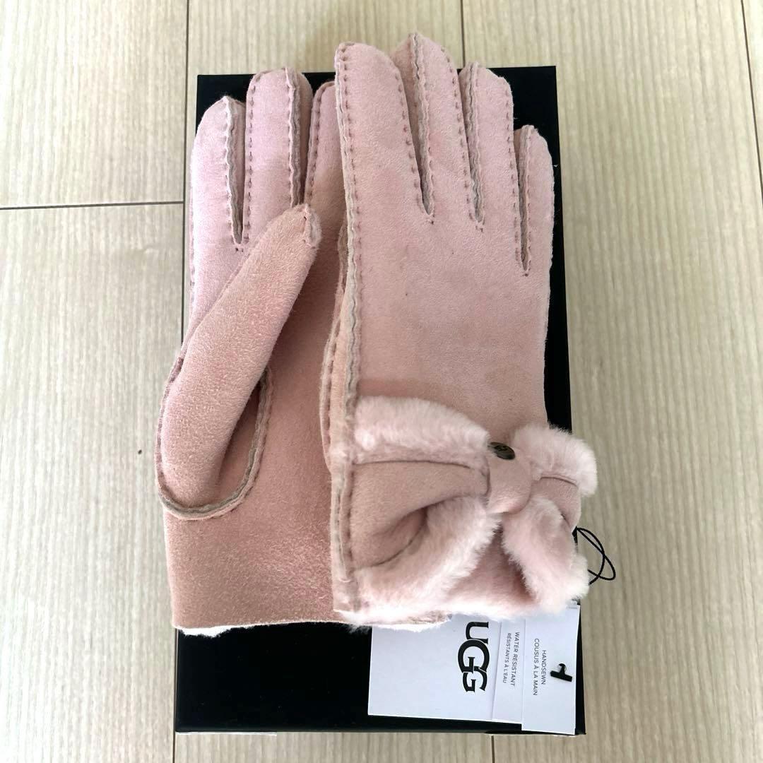 UGG シープスキン ターン ボウ グローブ 手袋　ピンク Mサイズ