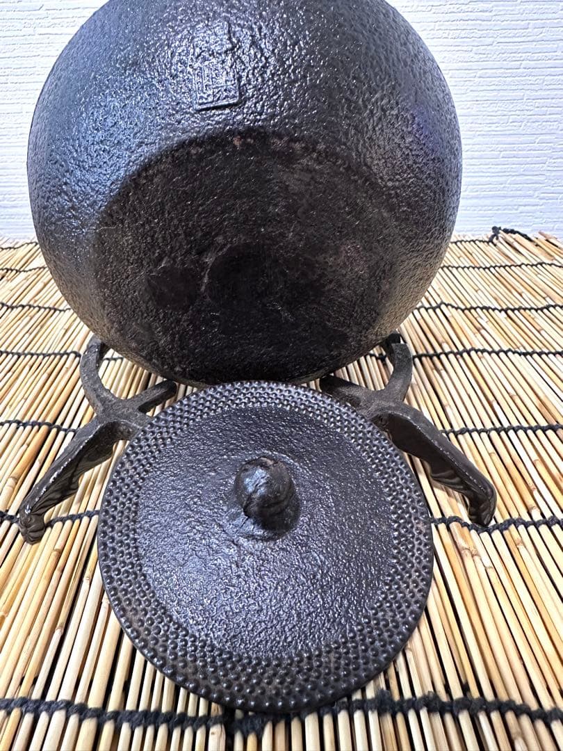 未使用品、木箱、黄布、南部鉄器検査証付　南部薫山工房造　鐡鉢型霰　南部鉄瓶