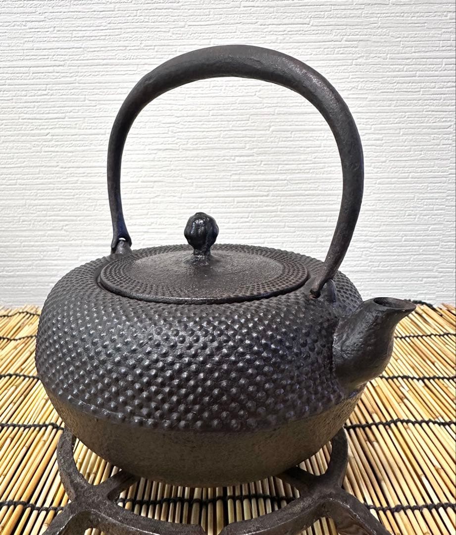 未使用品、木箱、黄布、南部鉄器検査証付　南部薫山工房造　鐡鉢型霰　南部鉄瓶