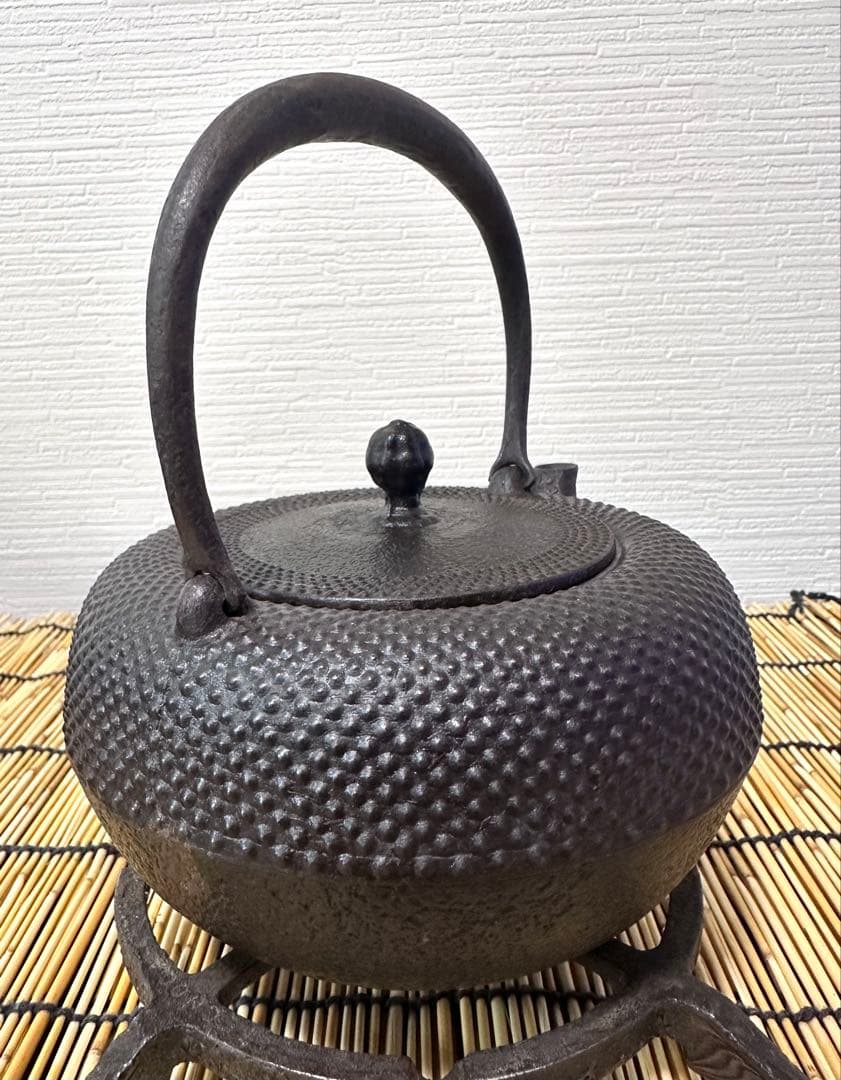 未使用品、木箱、黄布、南部鉄器検査証付　南部薫山工房造　鐡鉢型霰　南部鉄瓶