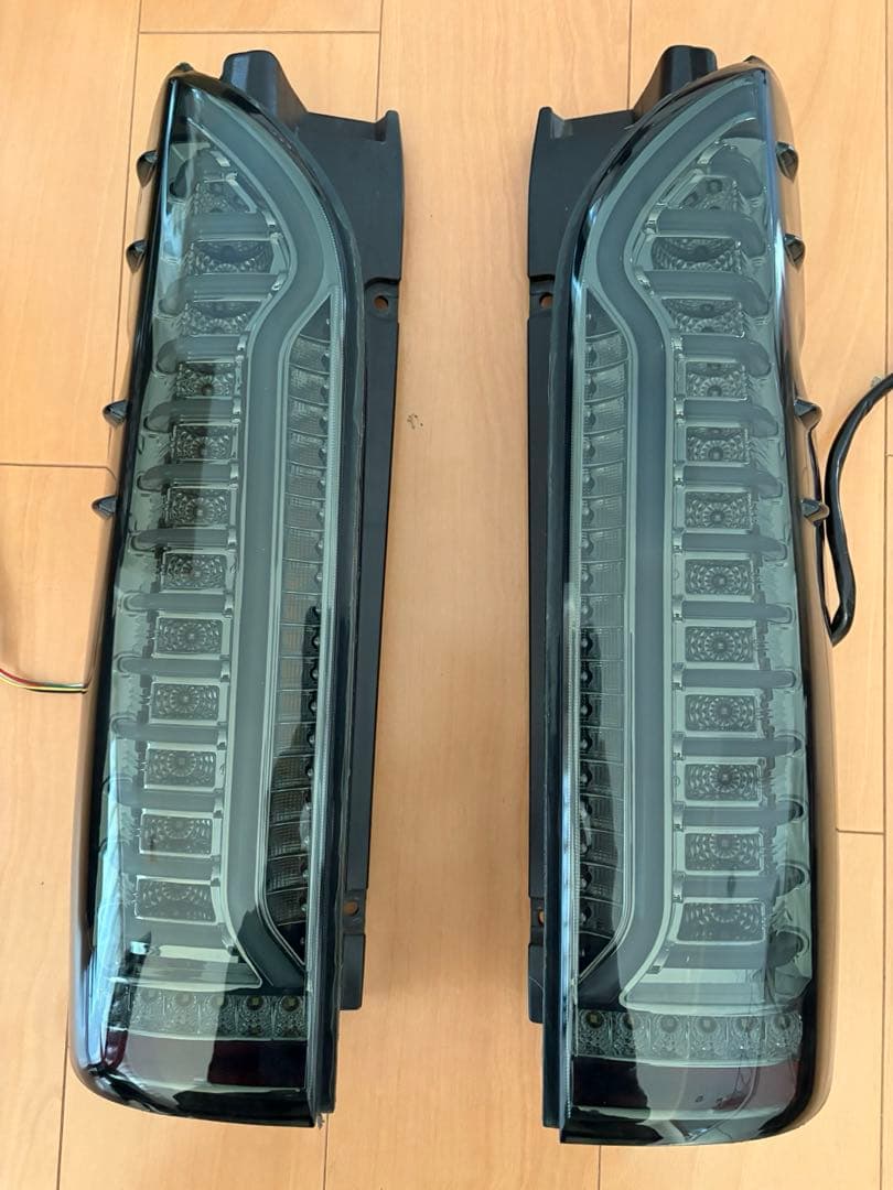 200系ハイエース テールランプ(スモーク）