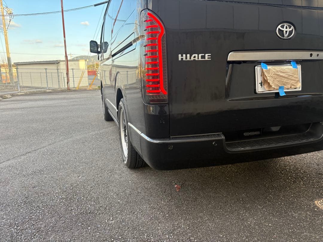 200系ハイエース テールランプ(スモーク）