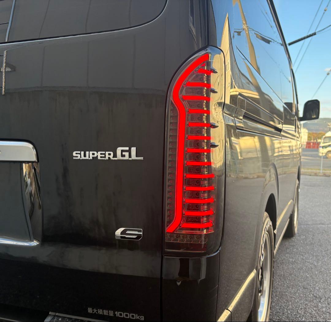 200系ハイエース テールランプ(スモーク）