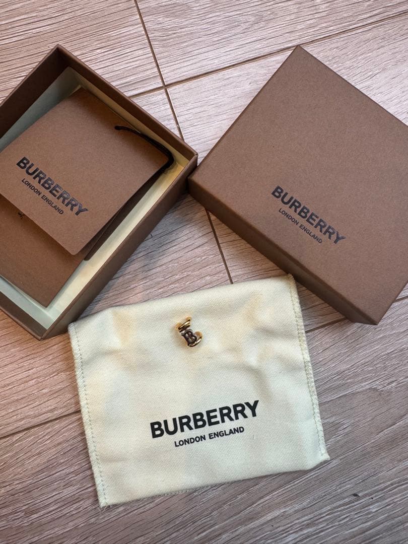 本日限定 コメント頂いた方13800円に。BURBERRYイヤーカフ Bロゴ付き