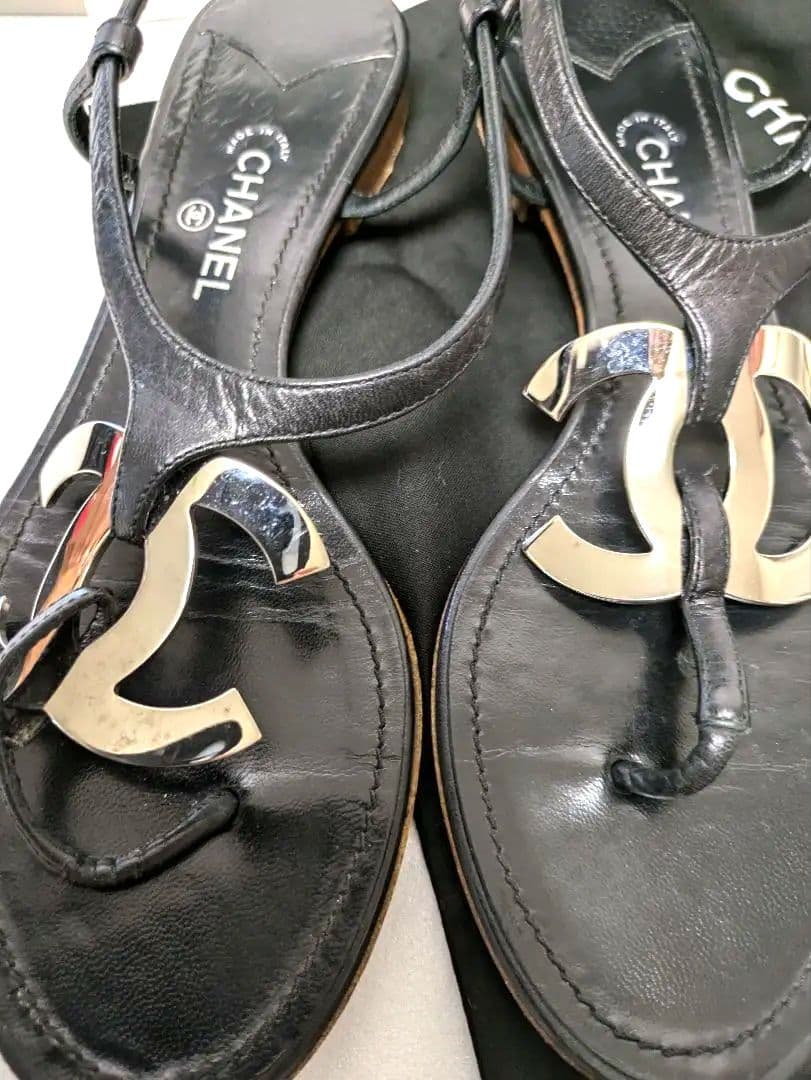 CHANELシャネルトングサンダル 黒ペタンコ　371/2シルバーシャネルマーク