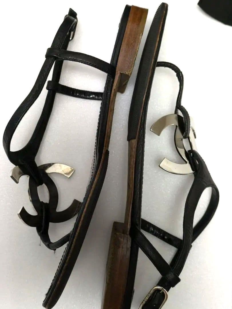 CHANELシャネルトングサンダル 黒ペタンコ　371/2シルバーシャネルマーク