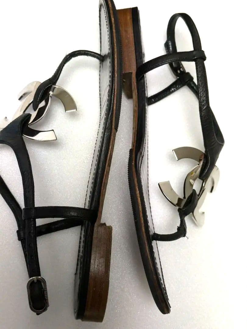 CHANELシャネルトングサンダル 黒ペタンコ　371/2シルバーシャネルマーク