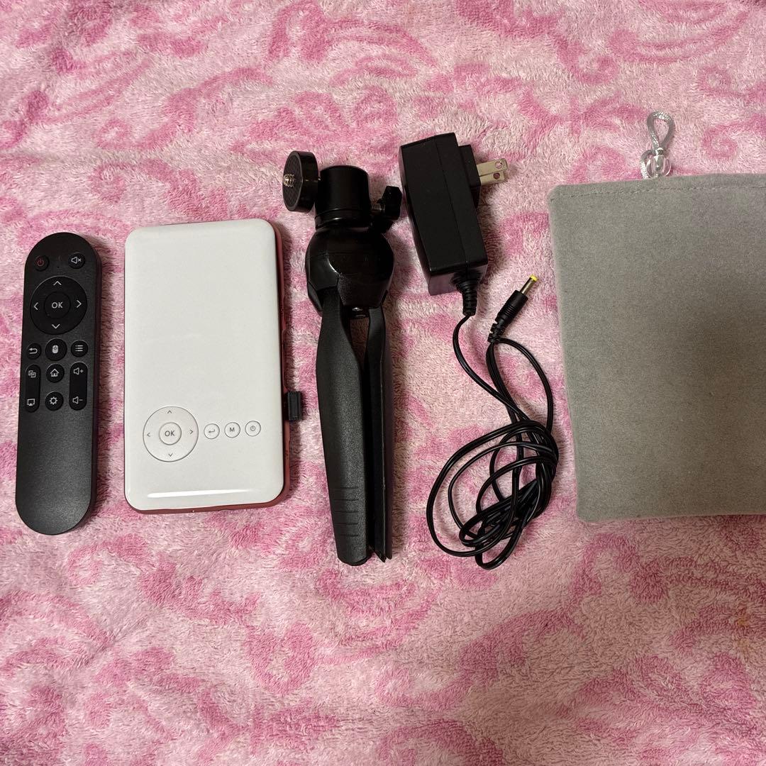 カベーニ　ピンク　コンパクトプロジェクター 本体と付属品