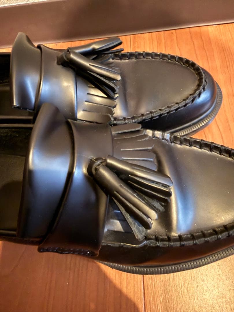 Dr. Martens ADRIAN フリンジ付きブラックローファー