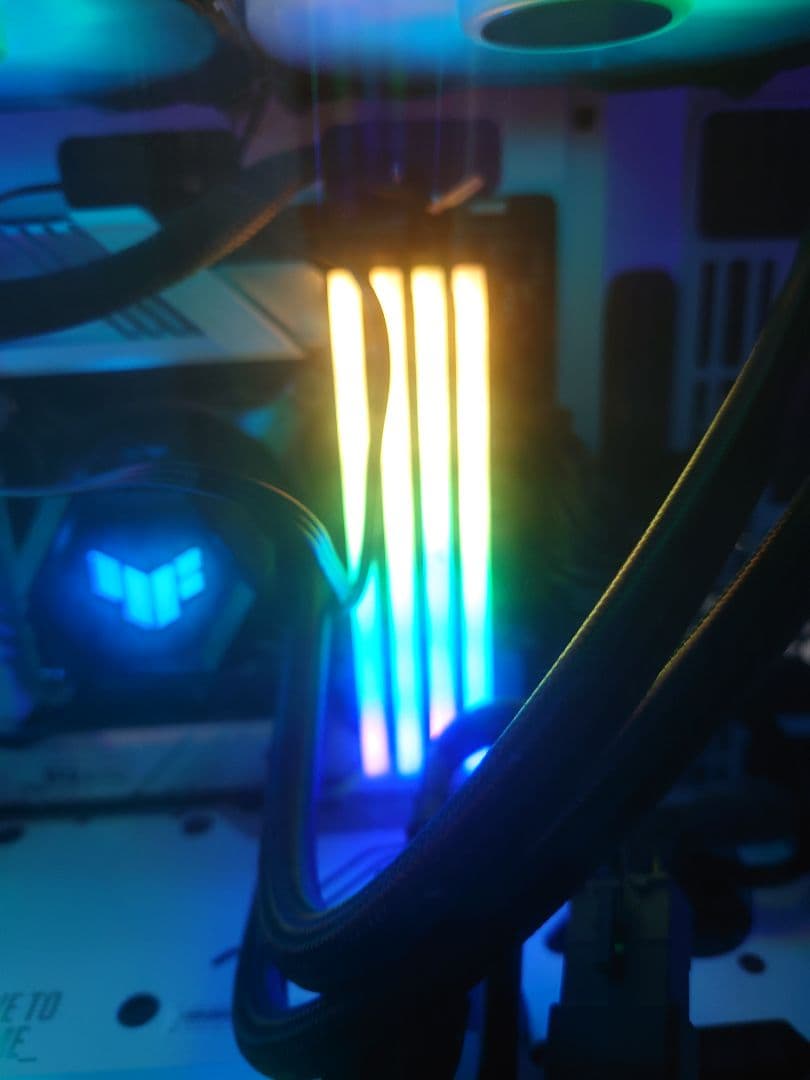 メモリー Vengeance DDR4 32GB (4x8GB) RGB