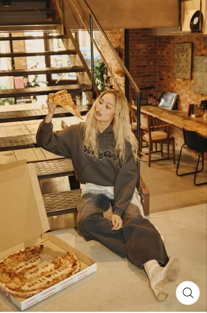 amlycityラインストーンロゴフーディー